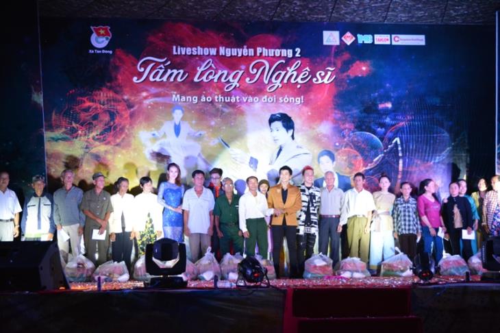 Huyện Tân Châu tổ chức đêm ca nhạc, ảo thuật tặng quà cho gia đình chính sách, hộ nghèo tại xã Tân Đông